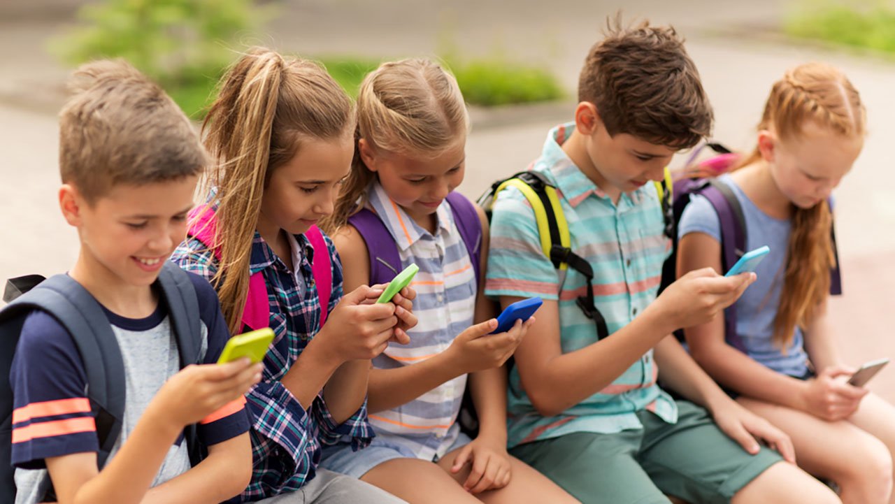 6 Reasons Why Should Kids Have Cell Phones